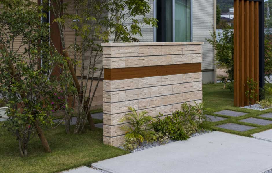 石を積み上げた塀と緑のある住宅外構の施工例