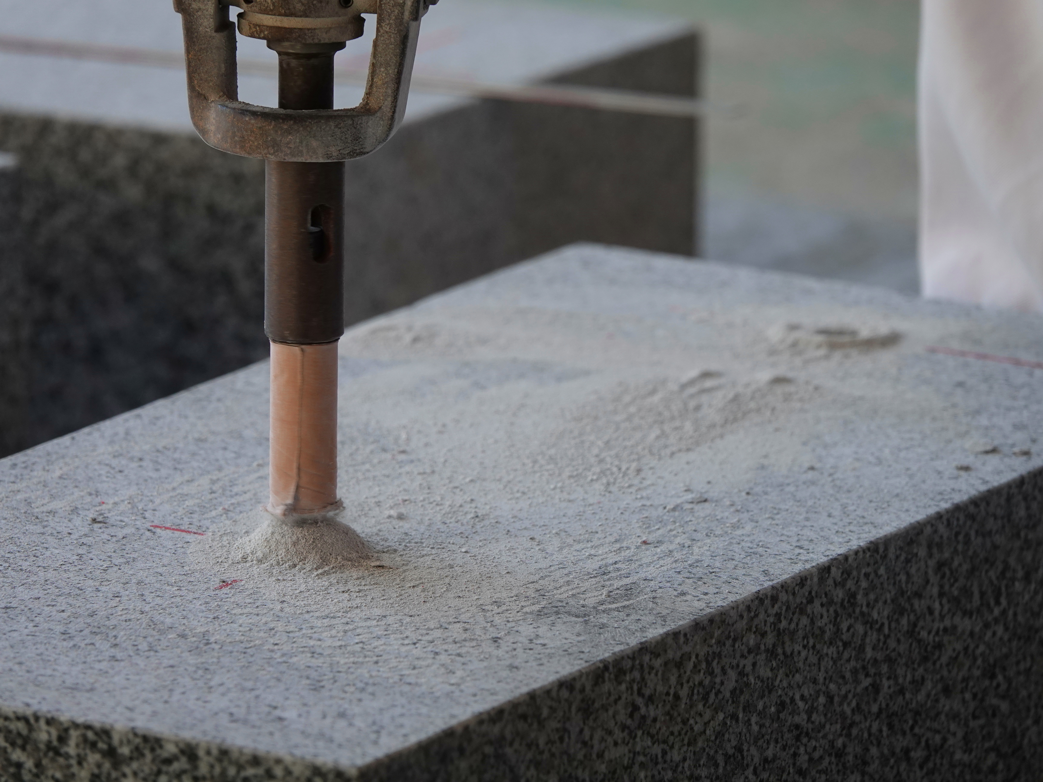 電動工具で墓石を加工するようす